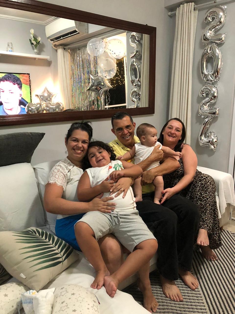 Pastor Cláudio Gama com a família e os netos